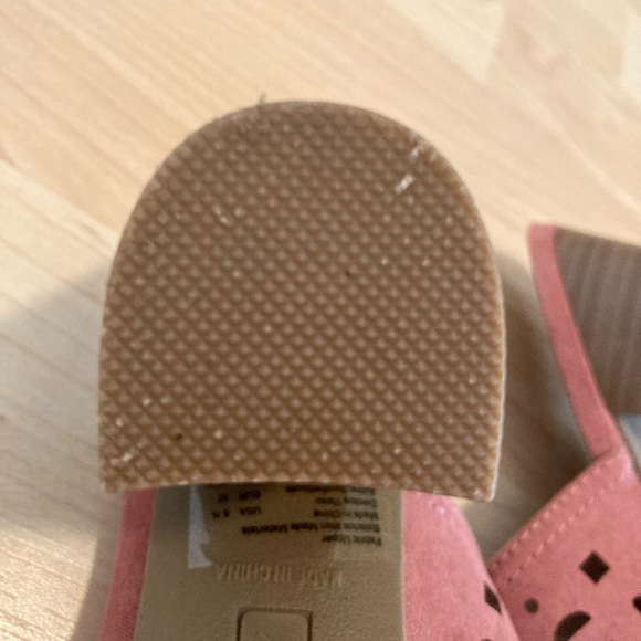 Size 6.5 American Eagle Dusty Rose Laser-cut Clogs - Picture 14 of 15